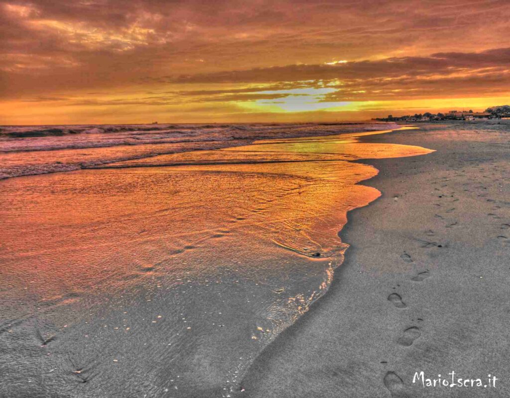 onde sulla riva al tramonto