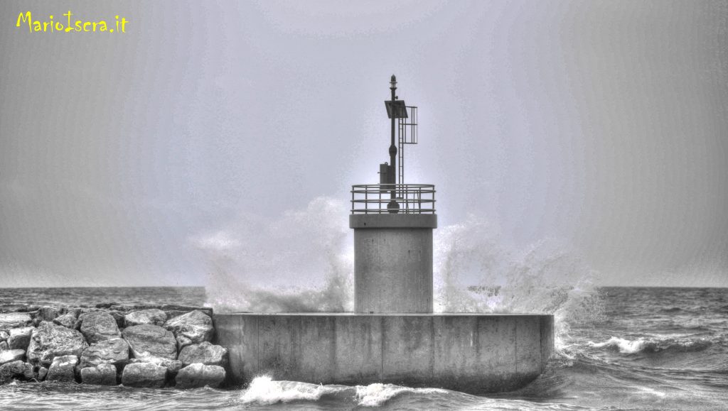 faro con spruzzi in bianco e nero