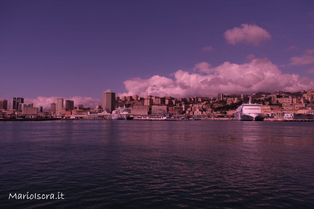 porto con sfondo città genova