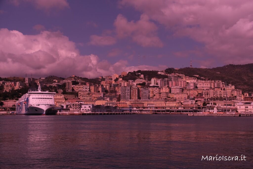 porto con sfondo città genova