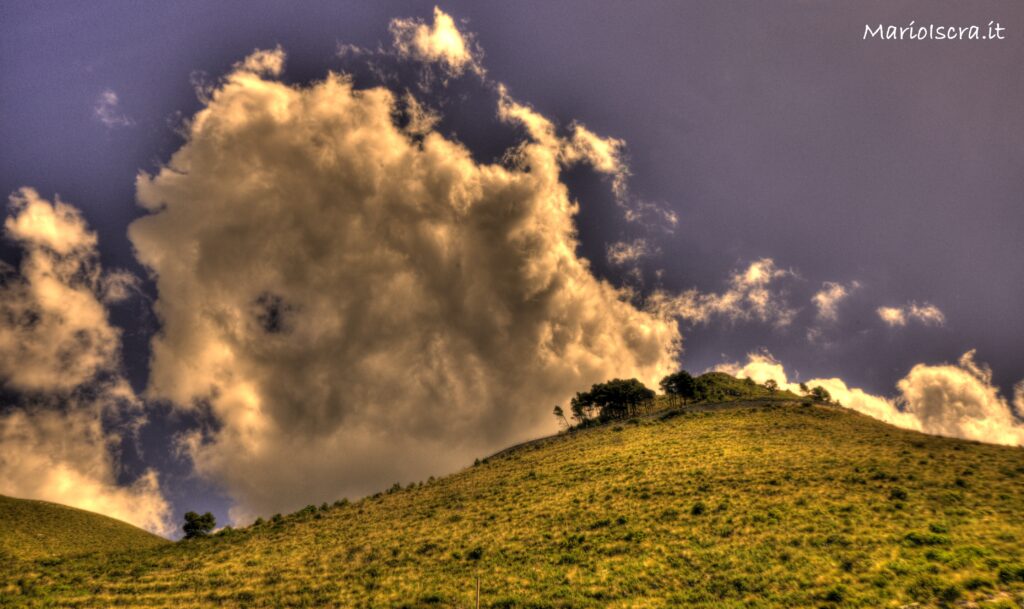 nuvole tra colline