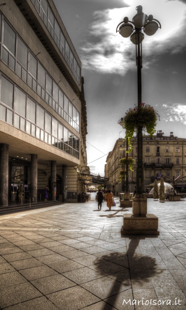 piazza in controluce